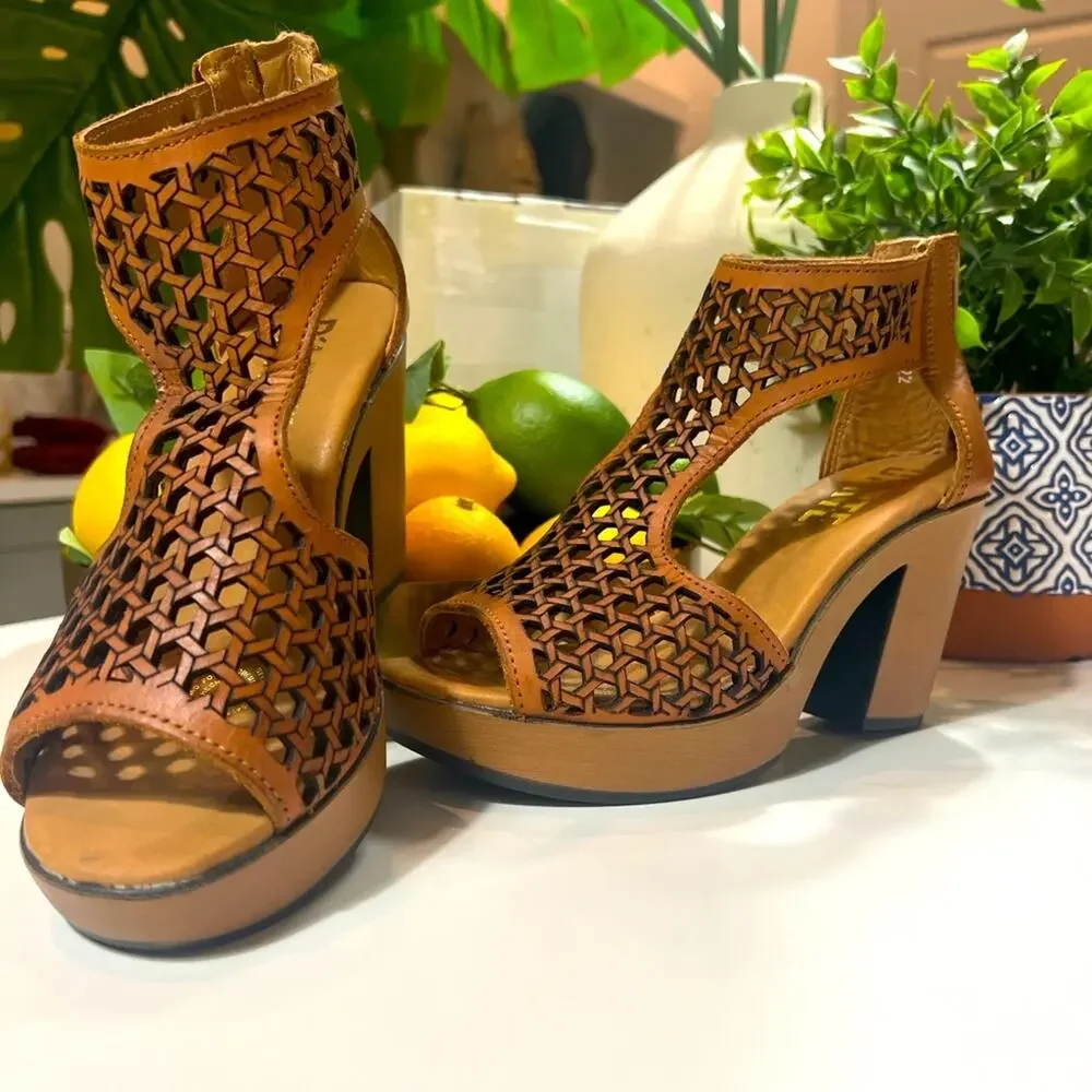 New! Handmade leather chunky heel sandals